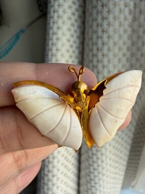 Vintage Sea Shell Carved Butterfly with Wings Gold Brooch Made In Taiwan ROC
